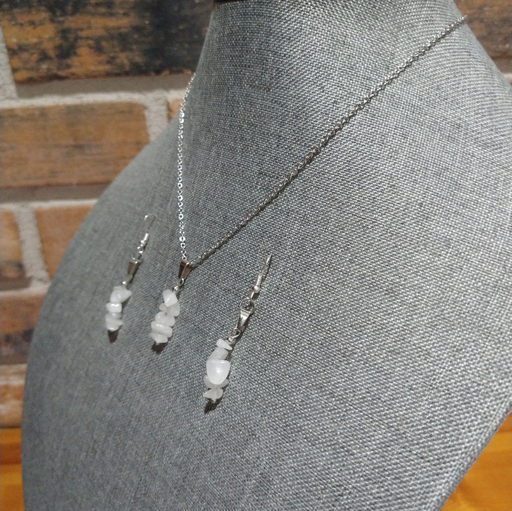 Quartz crystal Chip Stone pendant necklace - Picture 10 of 12